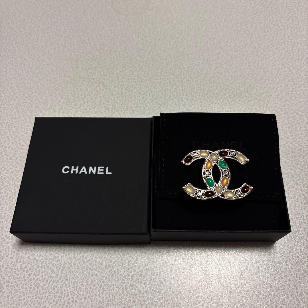 CHANEL CCロゴブローチ カラーストーン付き