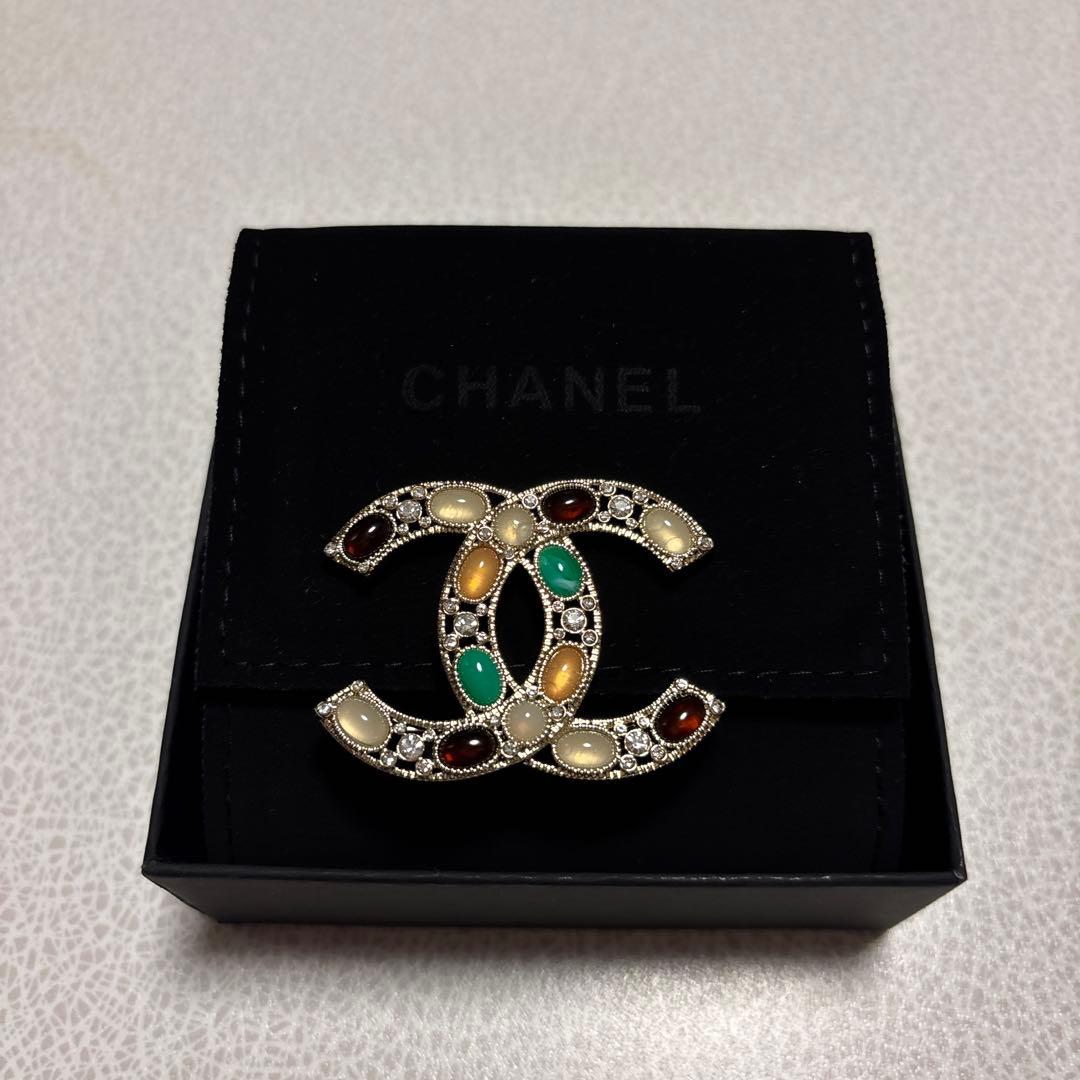 CHANEL CCロゴブローチ カラーストーン付き