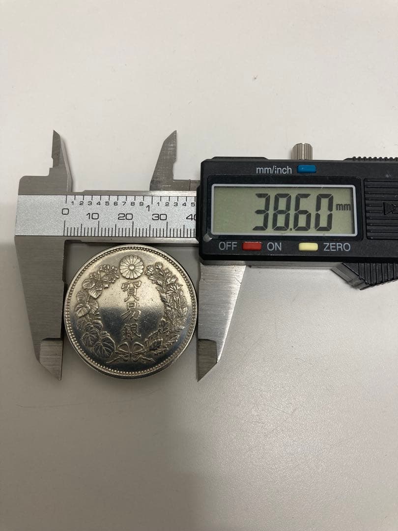 貿易銀　明治8年　菊紋・龍 約27.21g 約38.6㎜