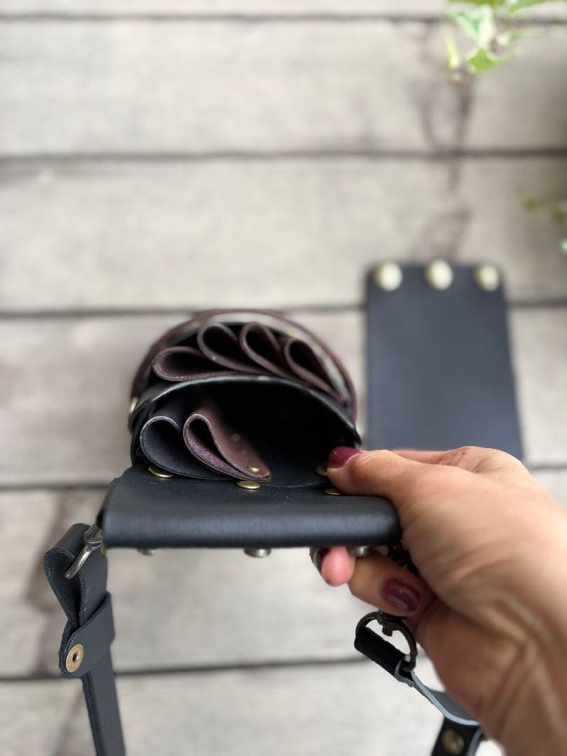 まる　ヌメ革ブラック蓋付きコンパクトシザーケース