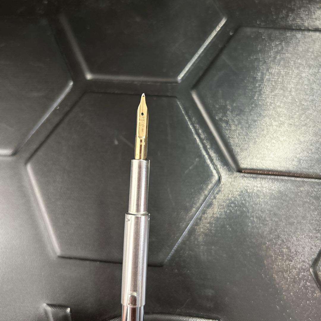 ブラック　マーブル　18k B キャップレス　万年筆　パイロット