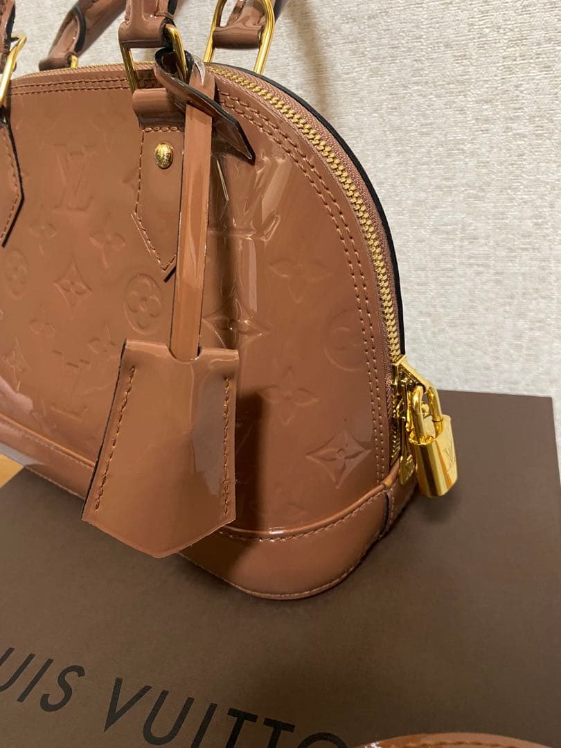 LOUIS VUITTON　ルイヴィトン　 モノグラム ヴェルニ　ベージュピンク