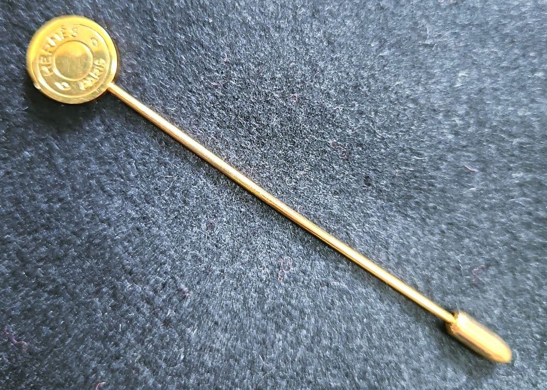 HERMES ゴールドピンバッジ 箱付き