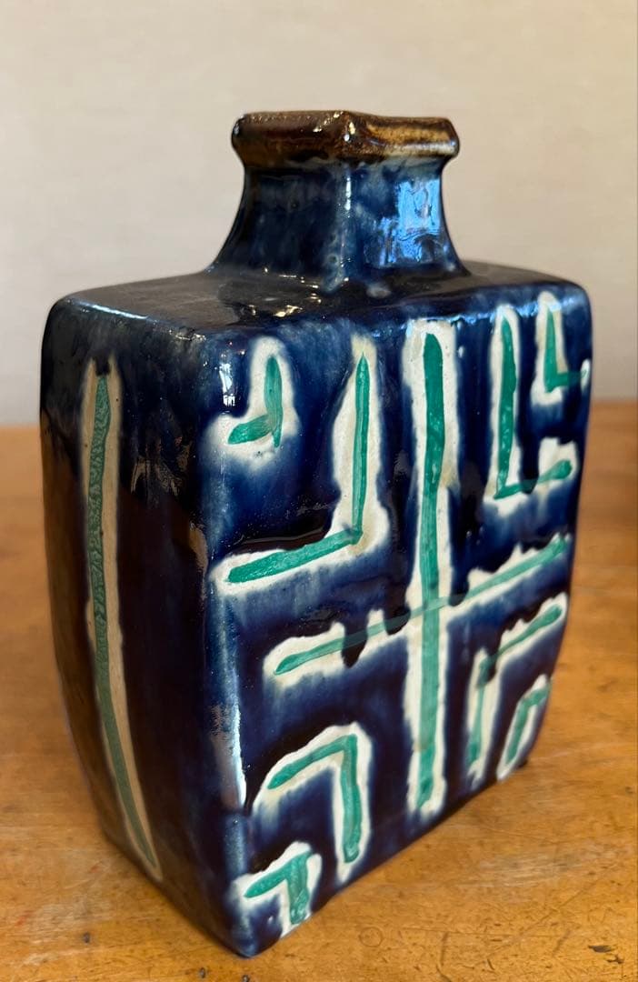 沖縄の陶芸家島袋常秀の花瓶