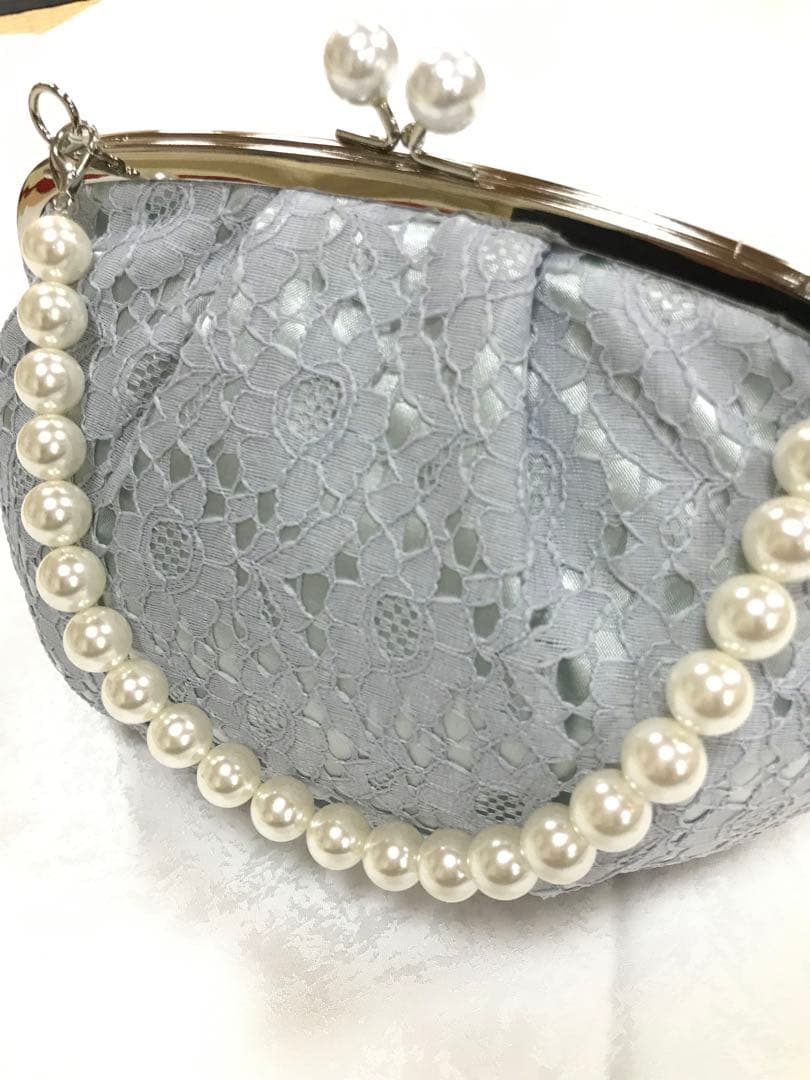 淡いグレーのバッグと花刺繍の草履セット