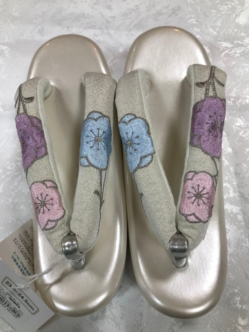 淡いグレーのバッグと花刺繍の草履セット