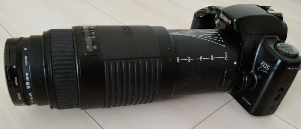 一眼カメラ　望遠レンズ付き　レトロ