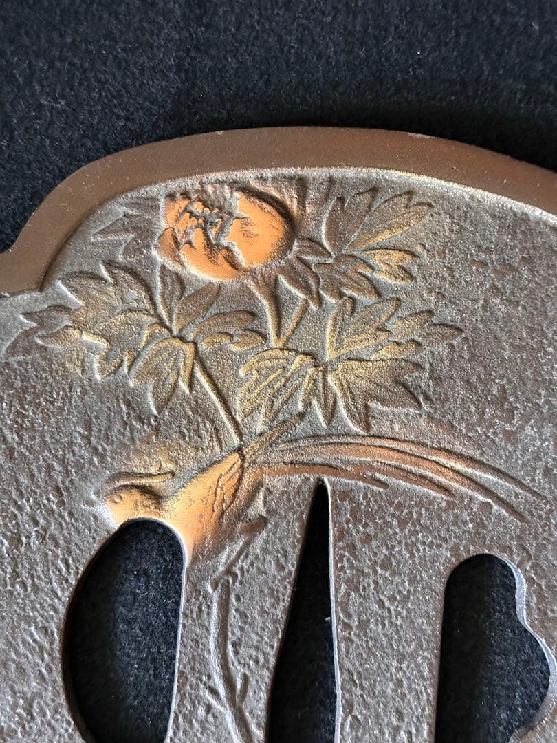 大型鍔　飾り鍔　鉄地 牡丹鳥紋 直径約28cm*25cm つば 重量2.5kg