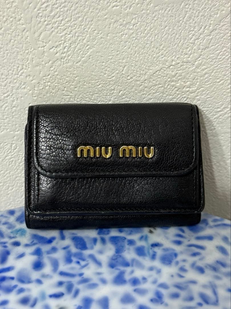 MIU MIUの三つ折り財布 ブラック 黒
