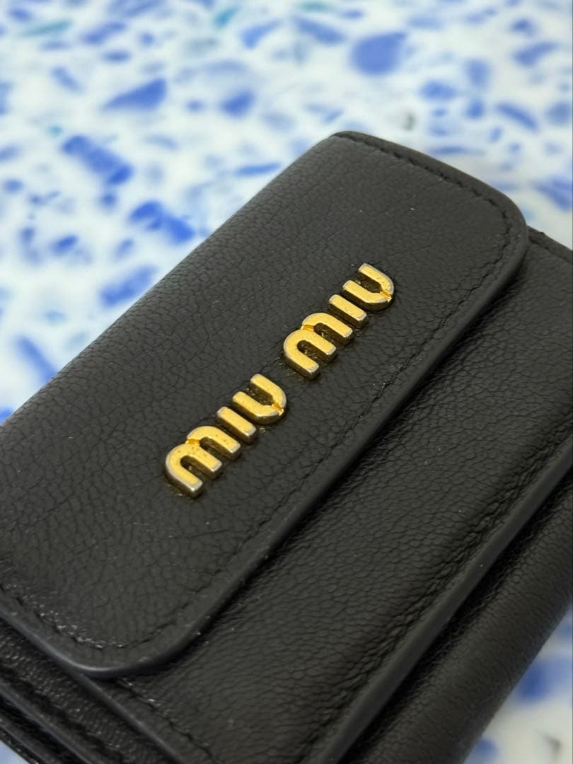 MIU MIUの三つ折り財布 ブラック 黒