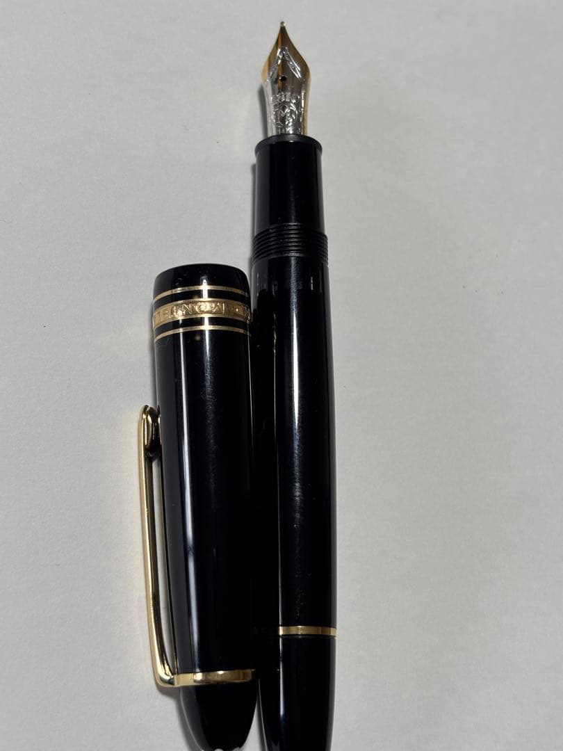 黒い万年筆 金色:星型キャップ