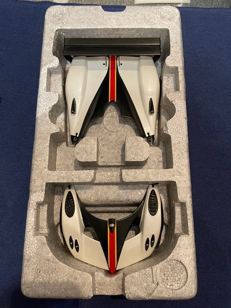 オートアート￼ 1/18 パガーニ ゾンダR (イタリアンストライプ￼)