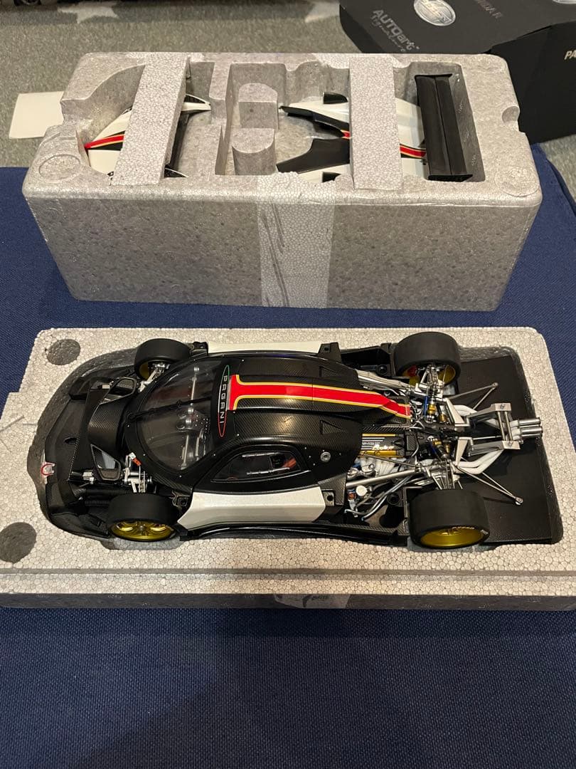 オートアート￼ 1/18 パガーニ ゾンダR (イタリアンストライプ￼)