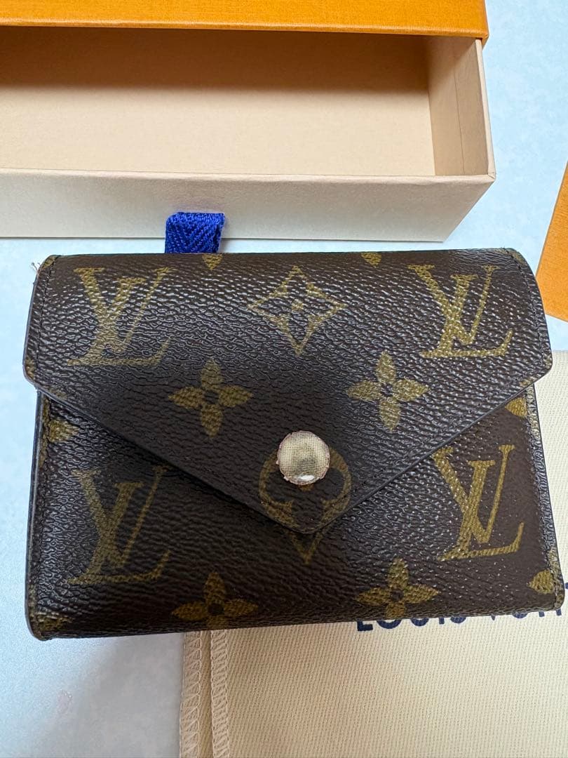 LOUIS VUITTON 三つ折り財布 ポルトフォイユヴィクトリーヌ
