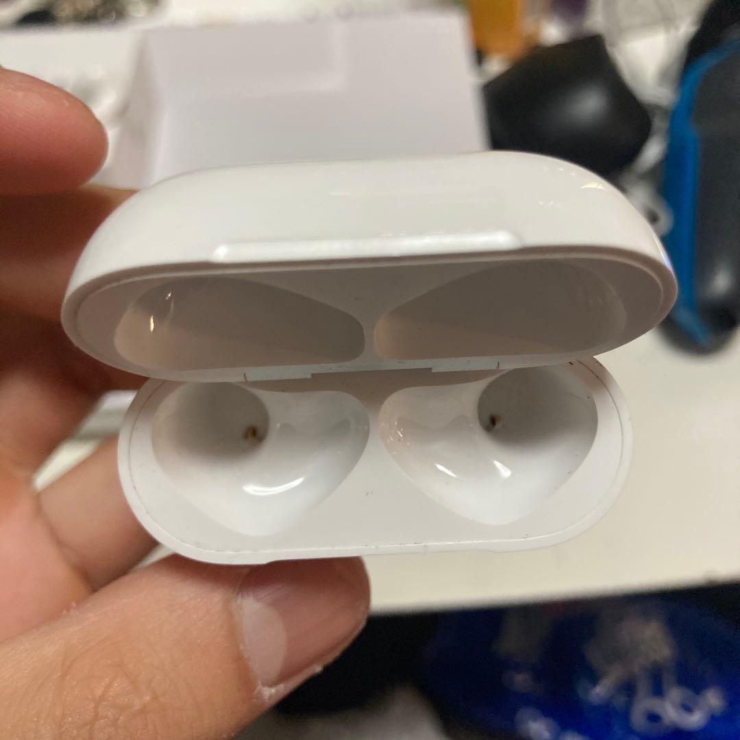 AirPods 4 ケース付き