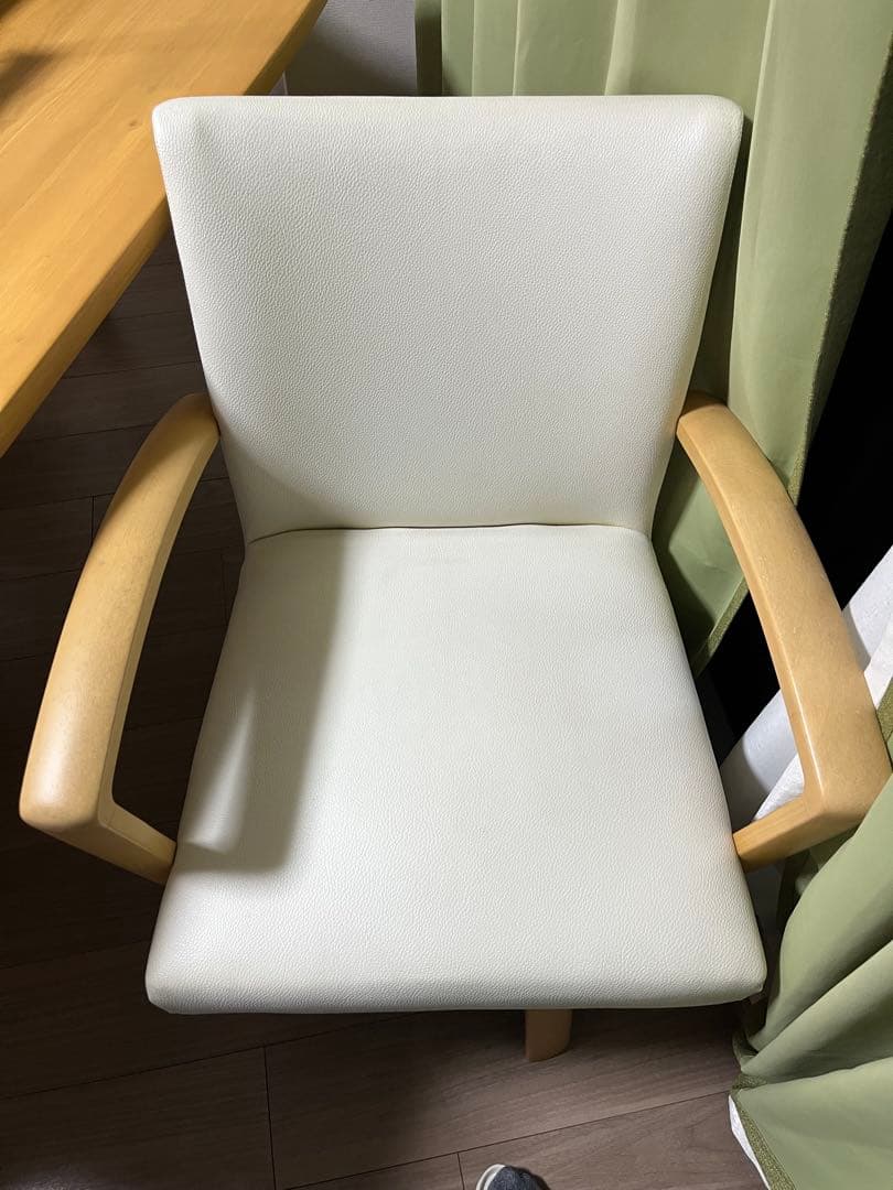 ダイニングテーブルと椅子4脚セット　ミキモク　肘付き回転チェア