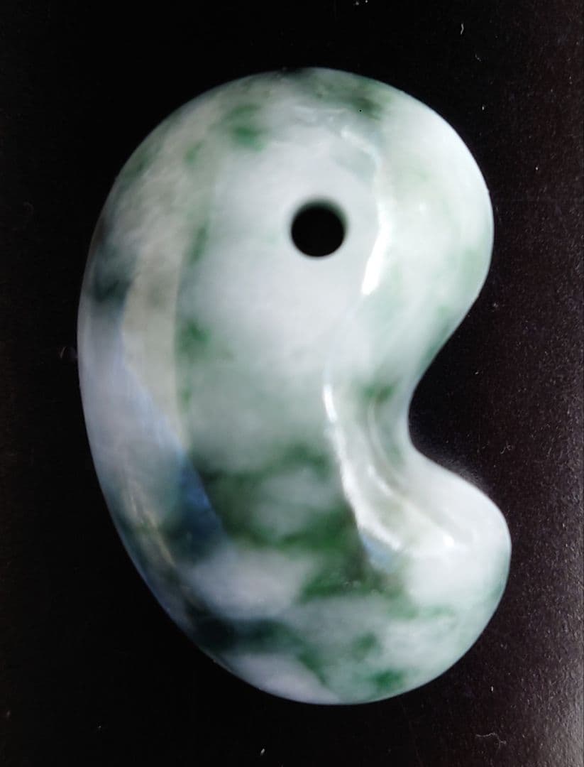 糸魚川翡翠　勾玉