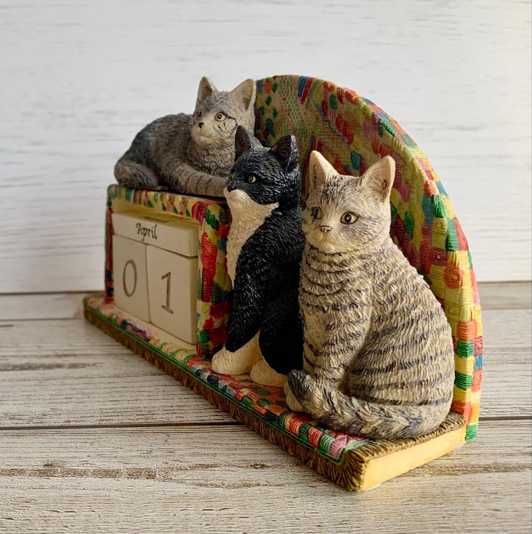 レズリーアンアイボリー 卓上万年カレンダー 猫 置物