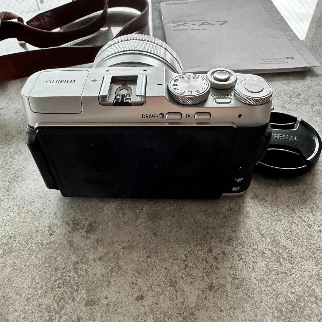 富士フイルム ミラーレス一眼レフ カメラ X-A7 レンズキット シルバー