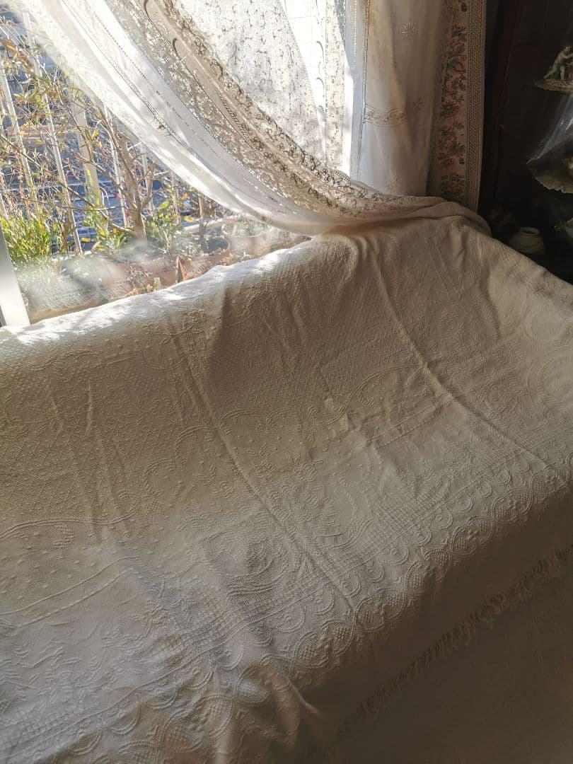 ヴィンテージ南仏 ピケドプロヴァンス メダイヨン＆花籠 交差フリンジ付スプレッド