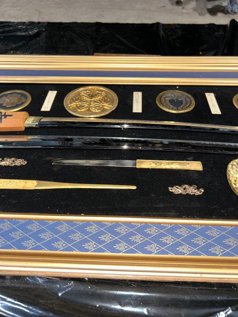 伝統的な日本の鍔と刀剣の装飾品