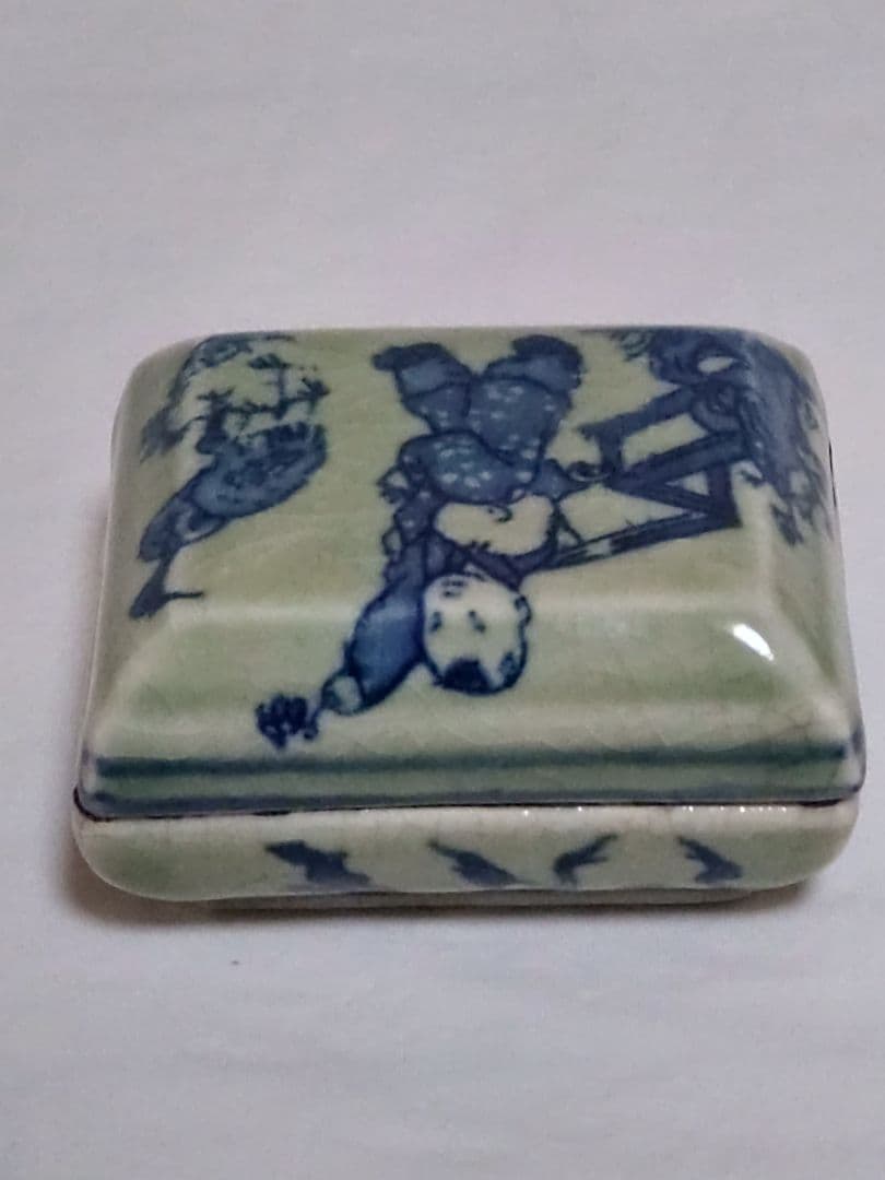 中国美術　古物　骨董　大清雍正年製　唐子文　　青磁染付　蓋物　香合？　春画