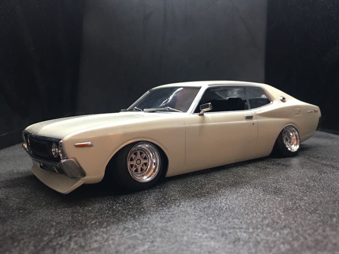 旧車プラモデル完成品1／２４アオシマ１３０ローレル