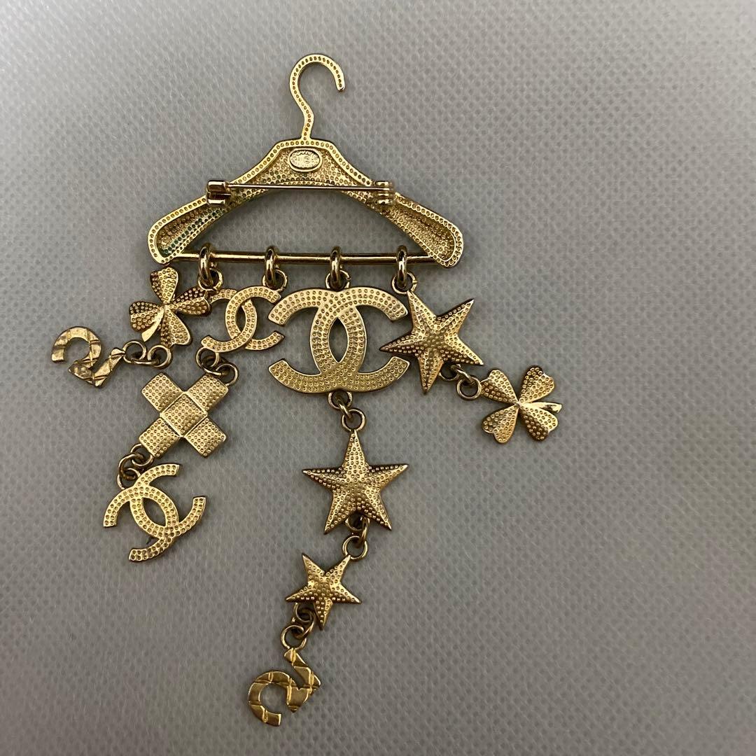 Chanel ブローチ ハンガー　2023 cruise