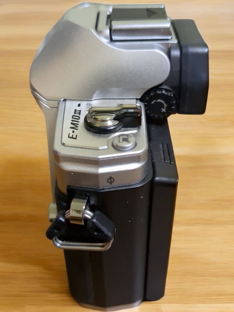 中古美品！OLYMPUS OM-D E-M10 Mark III シルバー