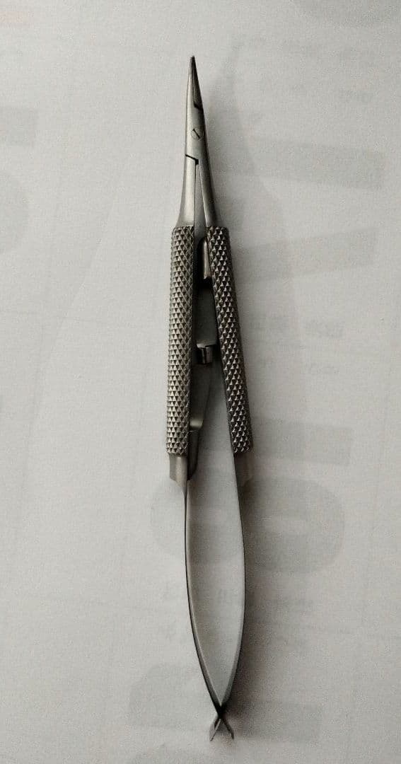 マイクロサージェリー　手術器具　(マイクロ持針器とハサミ、精密ピンセットなど)