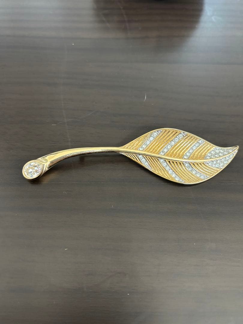 Christian Dior 葉っぱ型ブローチ