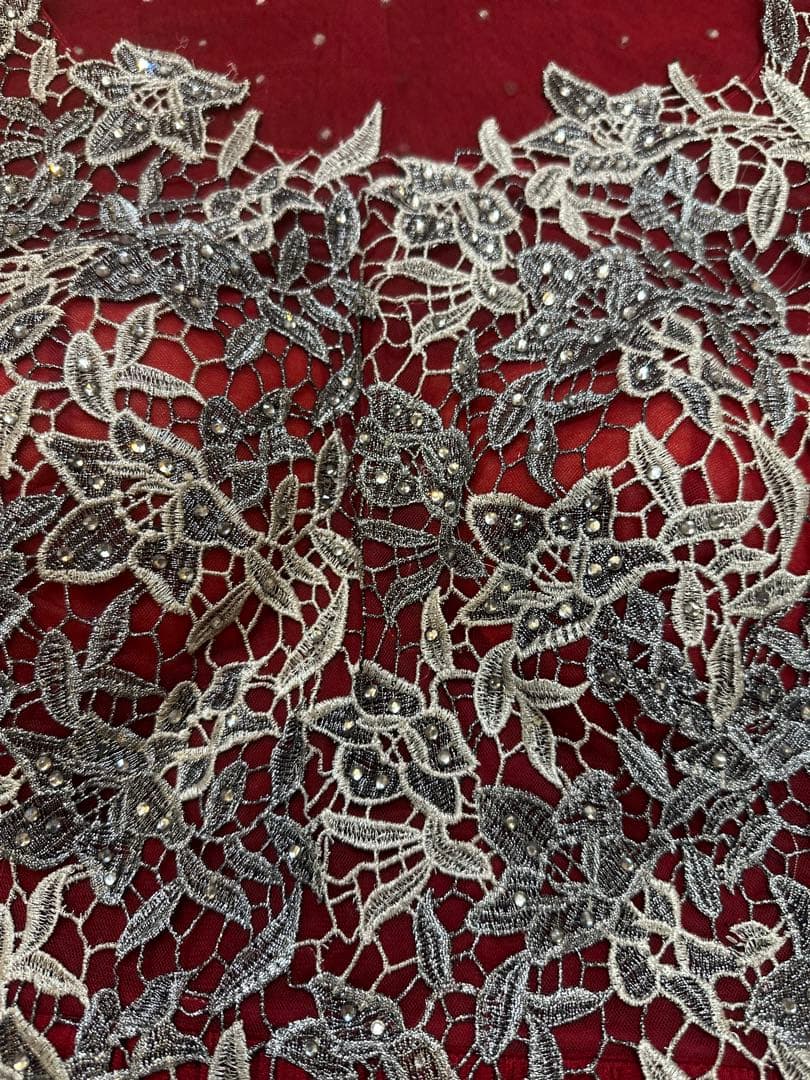 バーガンディ レース装飾付きドレス