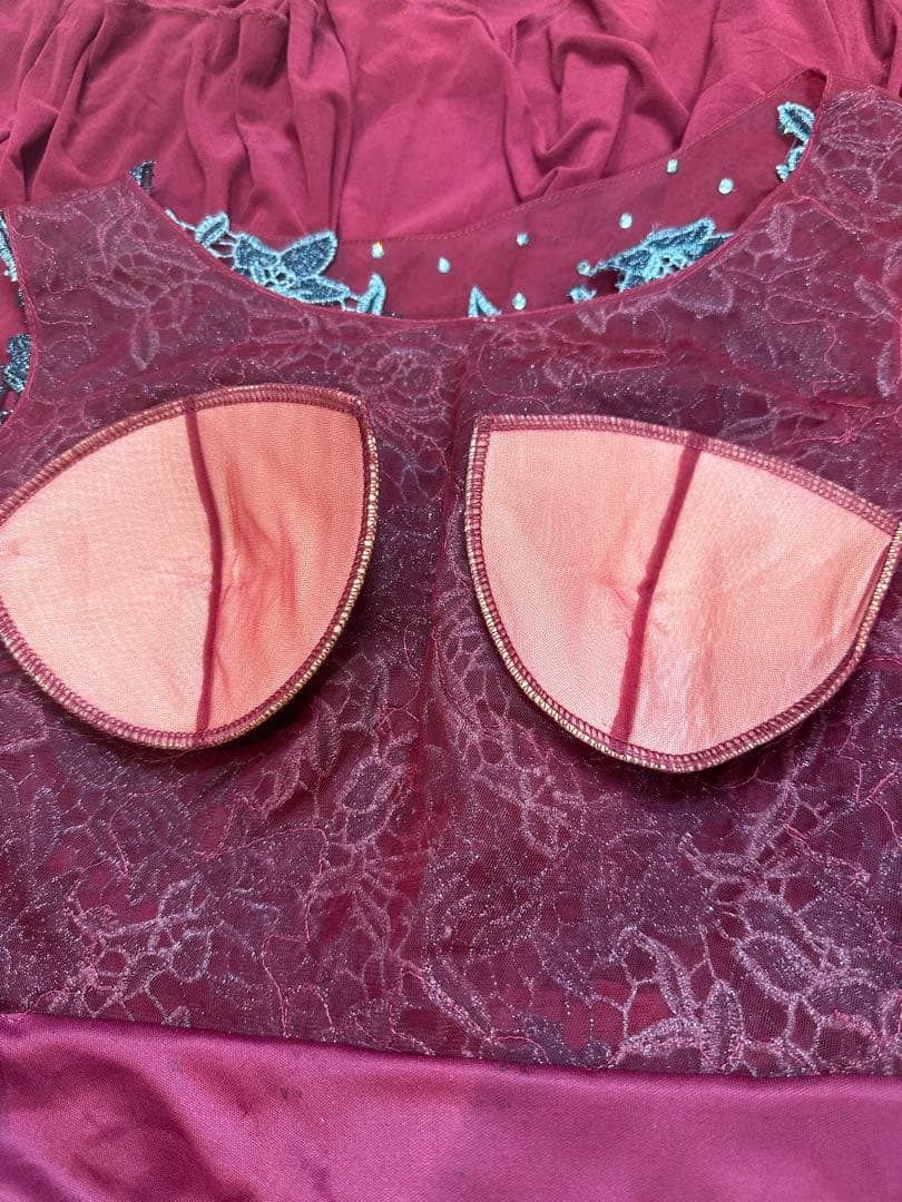 バーガンディ レース装飾付きドレス