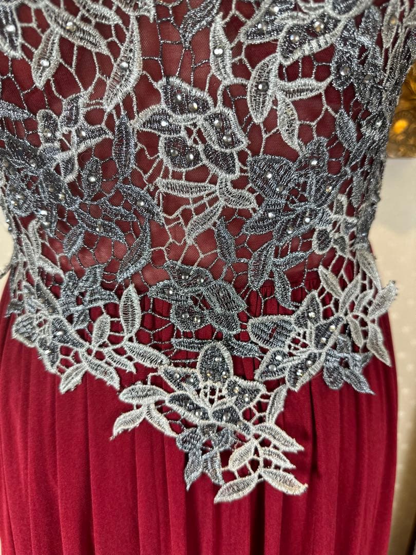 バーガンディ レース装飾付きドレス