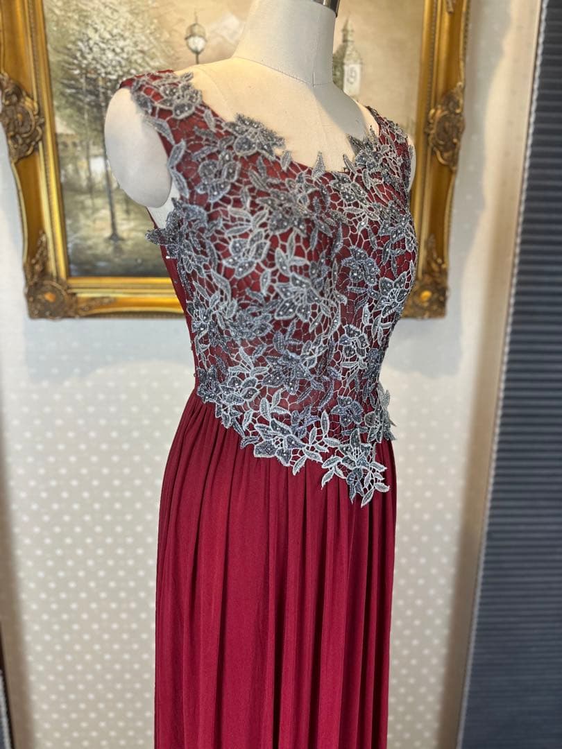 バーガンディ レース装飾付きドレス