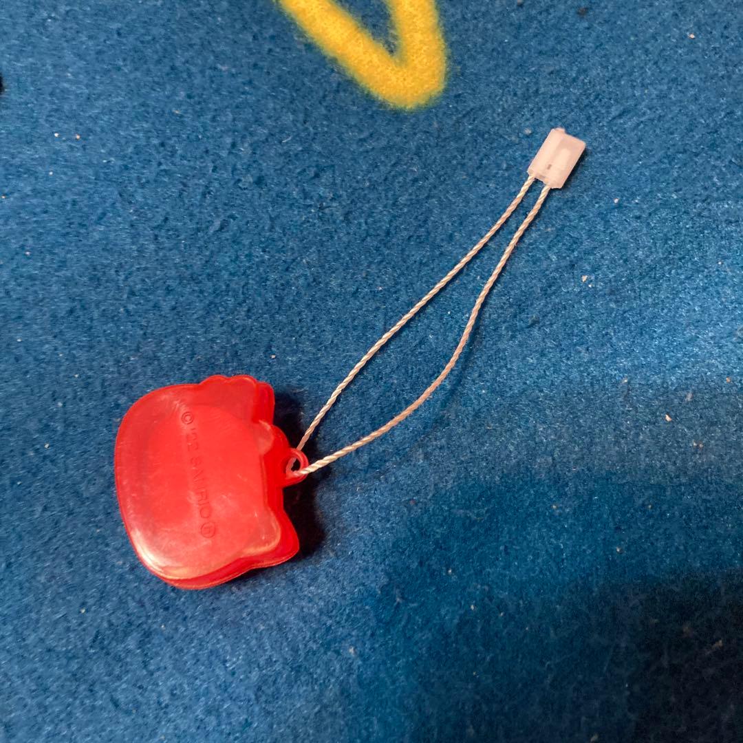 ハローキティ　小物入れ　チャーム　シール付き　サンリオショップ　赤プラ