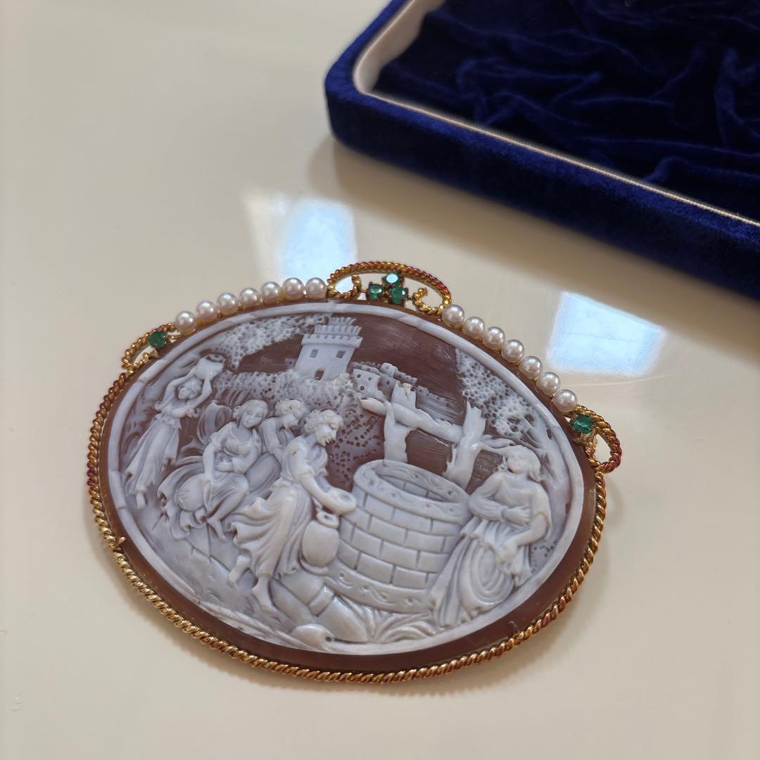 浮彫りブローチ パール・エメラルド付き