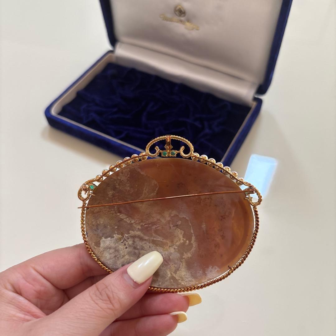 浮彫りブローチ パール・エメラルド付き