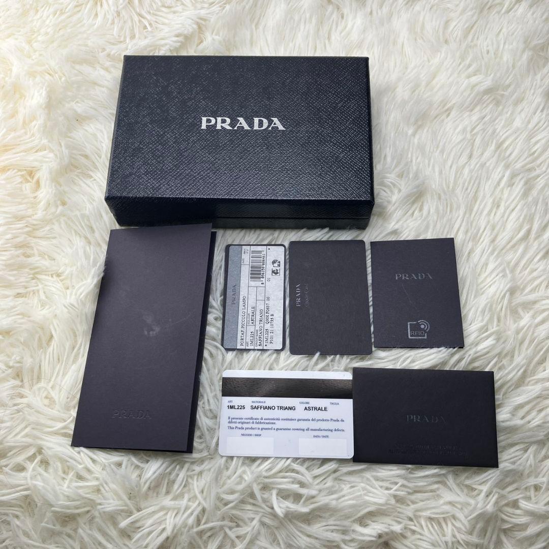 現行 未使用級✨プラダ 二つ折り財布 サフィアーノレザー 三角ロゴ 水色