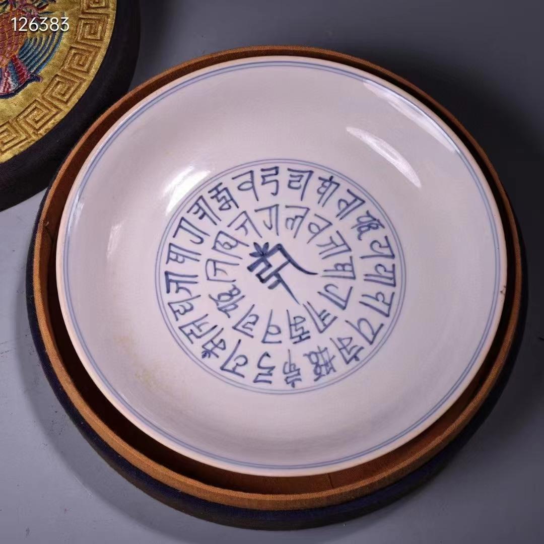 中国古美術・純手書きの銘皿・青花陶磁器皿・文房置物・古い刺繍箱付き・陶芸