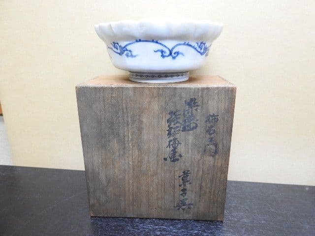 十二代柿右衛門　染錦地紋　松竹梅画菓子器　共箱有　M１３２５