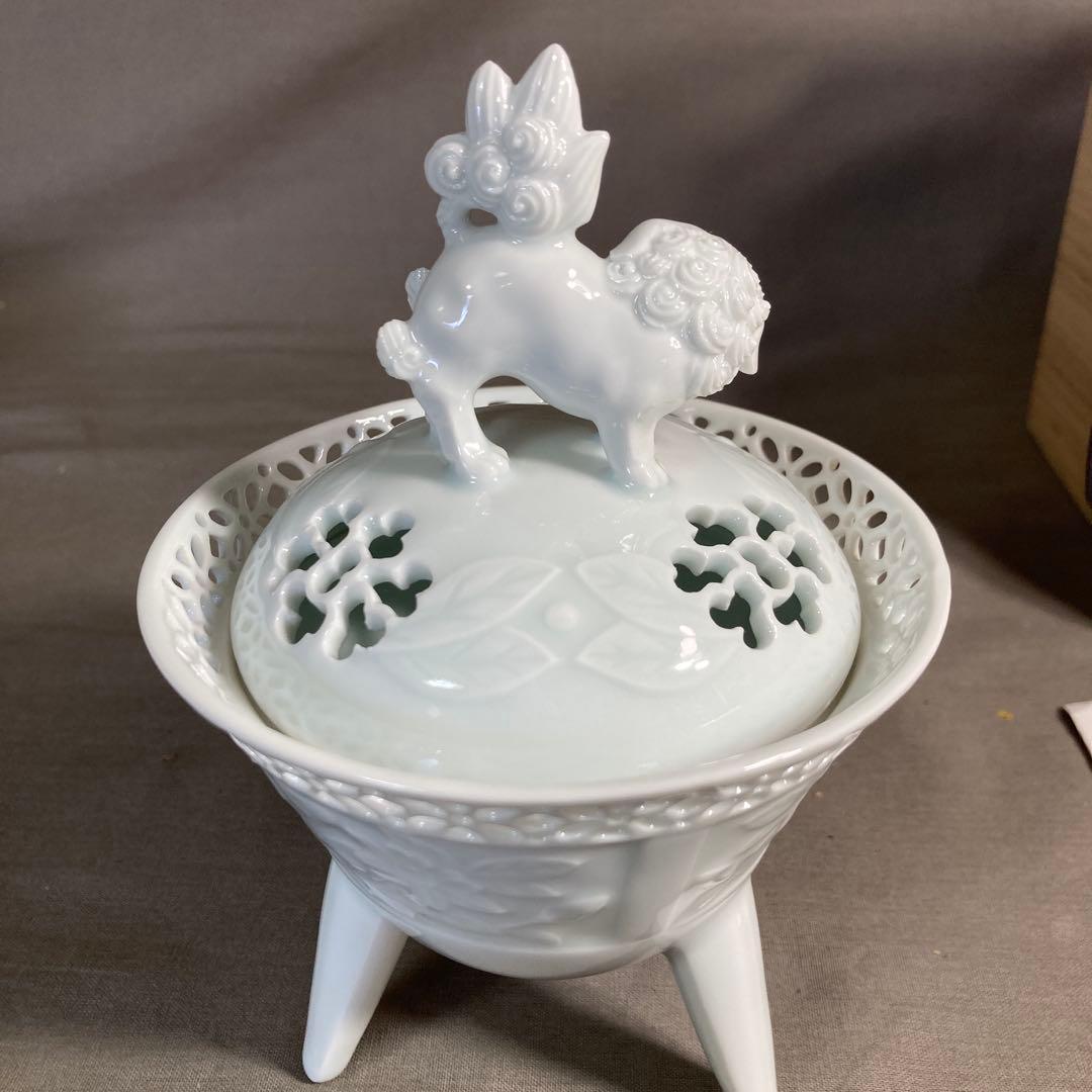 【樋渡陶六】白磁彫の伝統　日本工芸会　肥蝶山　樋渡陶六作　青白磁草花彫　獅子香炉