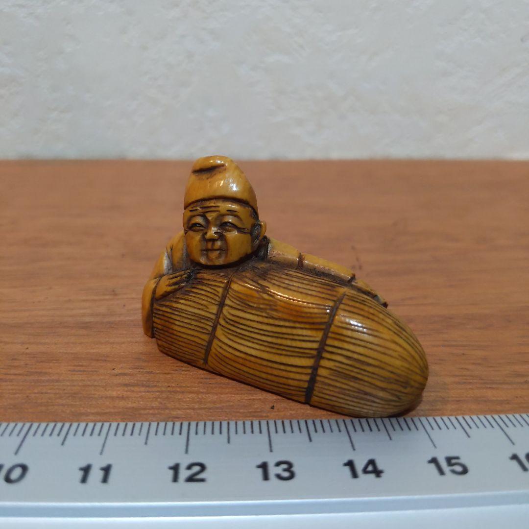 時代提物 人物根付 天然素材 在銘一之【翁と米俵】横幅約4.5cm 重さ約13ｇ