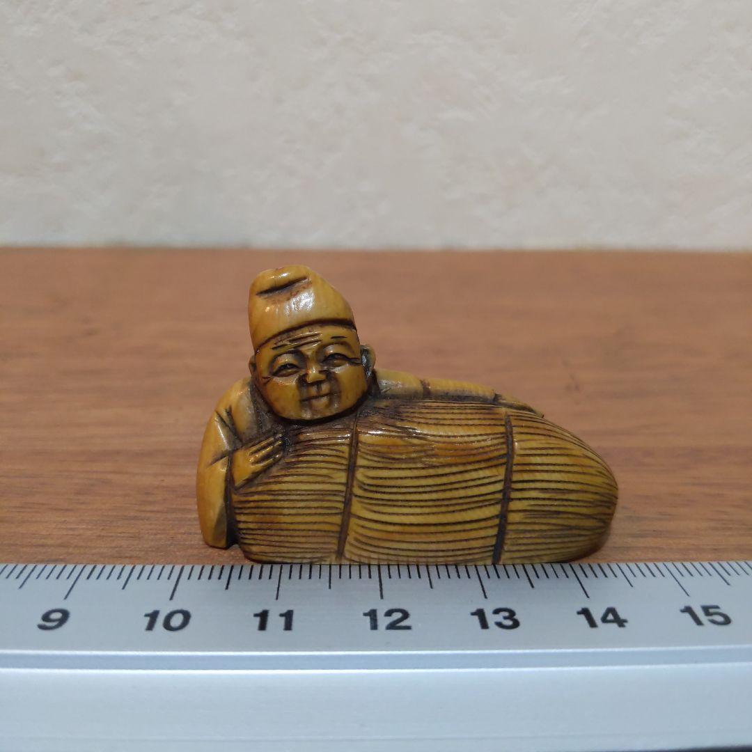 時代提物 人物根付 天然素材 在銘一之【翁と米俵】横幅約4.5cm 重さ約13ｇ