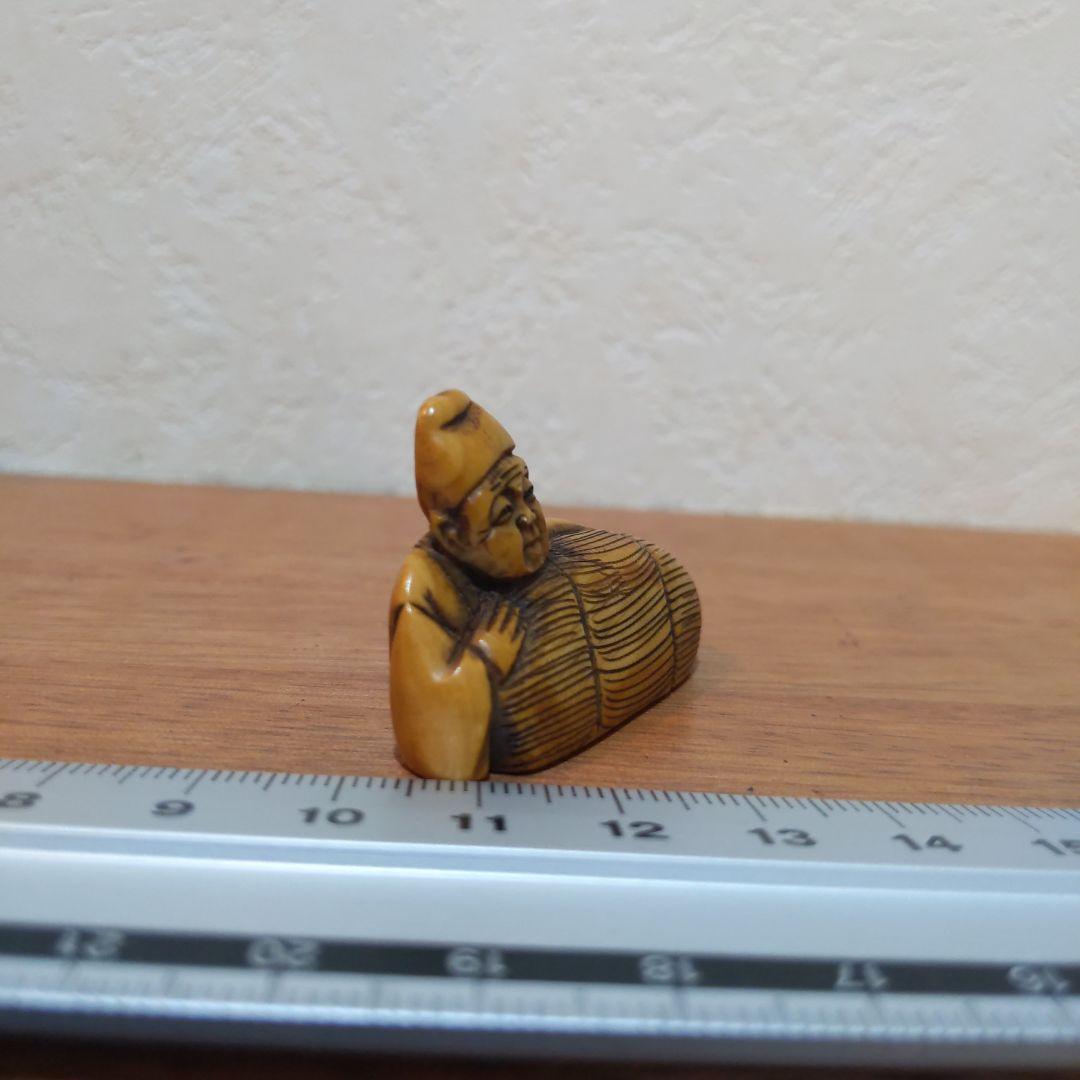 時代提物 人物根付 天然素材 在銘一之【翁と米俵】横幅約4.5cm 重さ約13ｇ