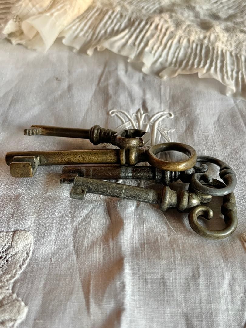 ◆フランスアンティーク｜古い鍵デザインキーセットブロンズシルバー装飾輪っか