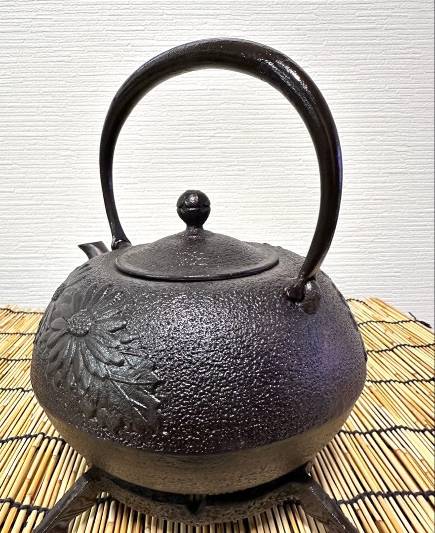 ほぼ未使用品　供箱等付属品付岩手県奥州佐秋鋳造所佐藤守巨造 真作保証　南部鉄瓶