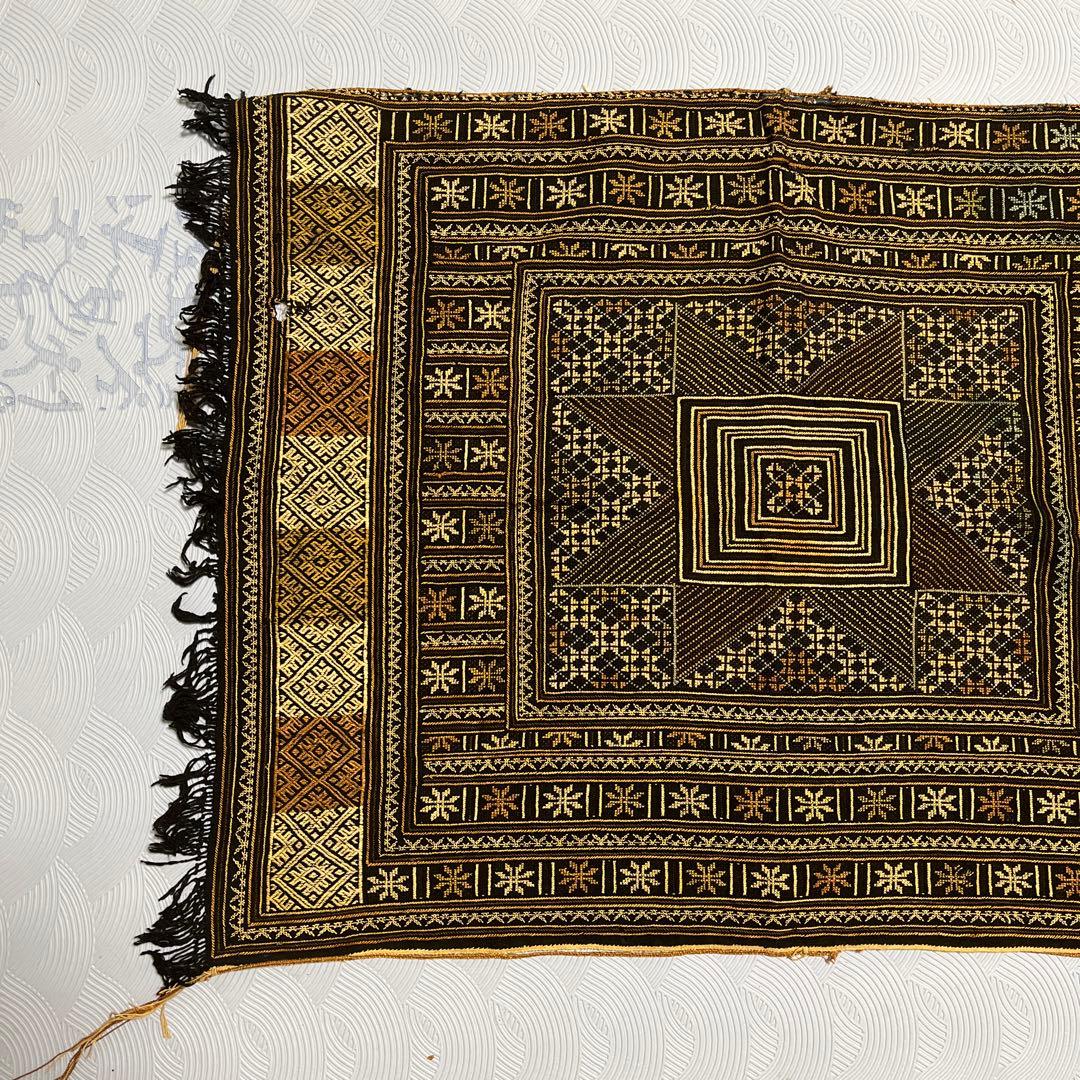 中国少数民族（苗族）のお花嫁さんが結婚式で被る刺繍布