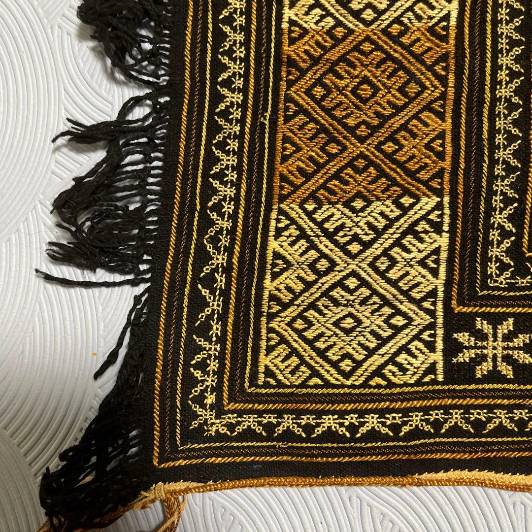 中国少数民族（苗族）のお花嫁さんが結婚式で被る刺繍布