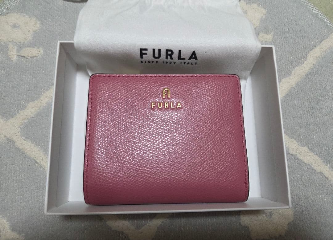 【美品】日本限定カラー Furla Camelia コンパクト財布 S